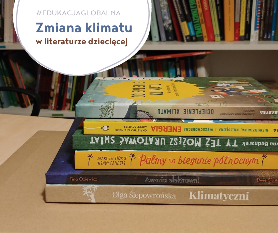 Stos ksiązek na stole